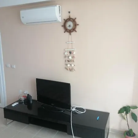 Aparthotel с изглед към морето и външен басейн Balchik